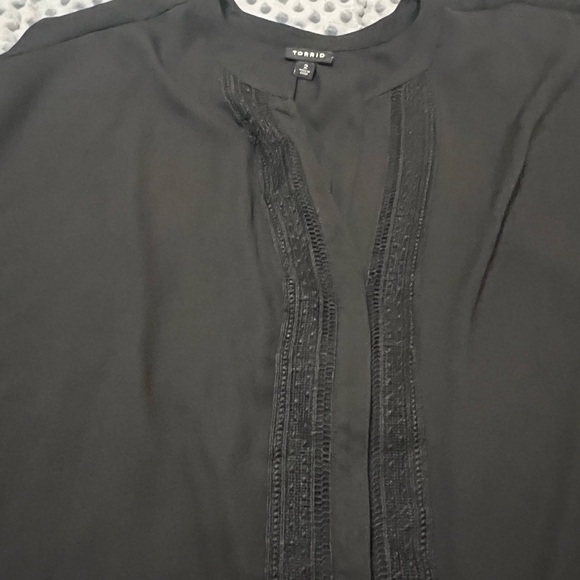 Torrid 2x Women’s Black Shell Blouse Sleeveless Lace Details - Picture 2 of 4